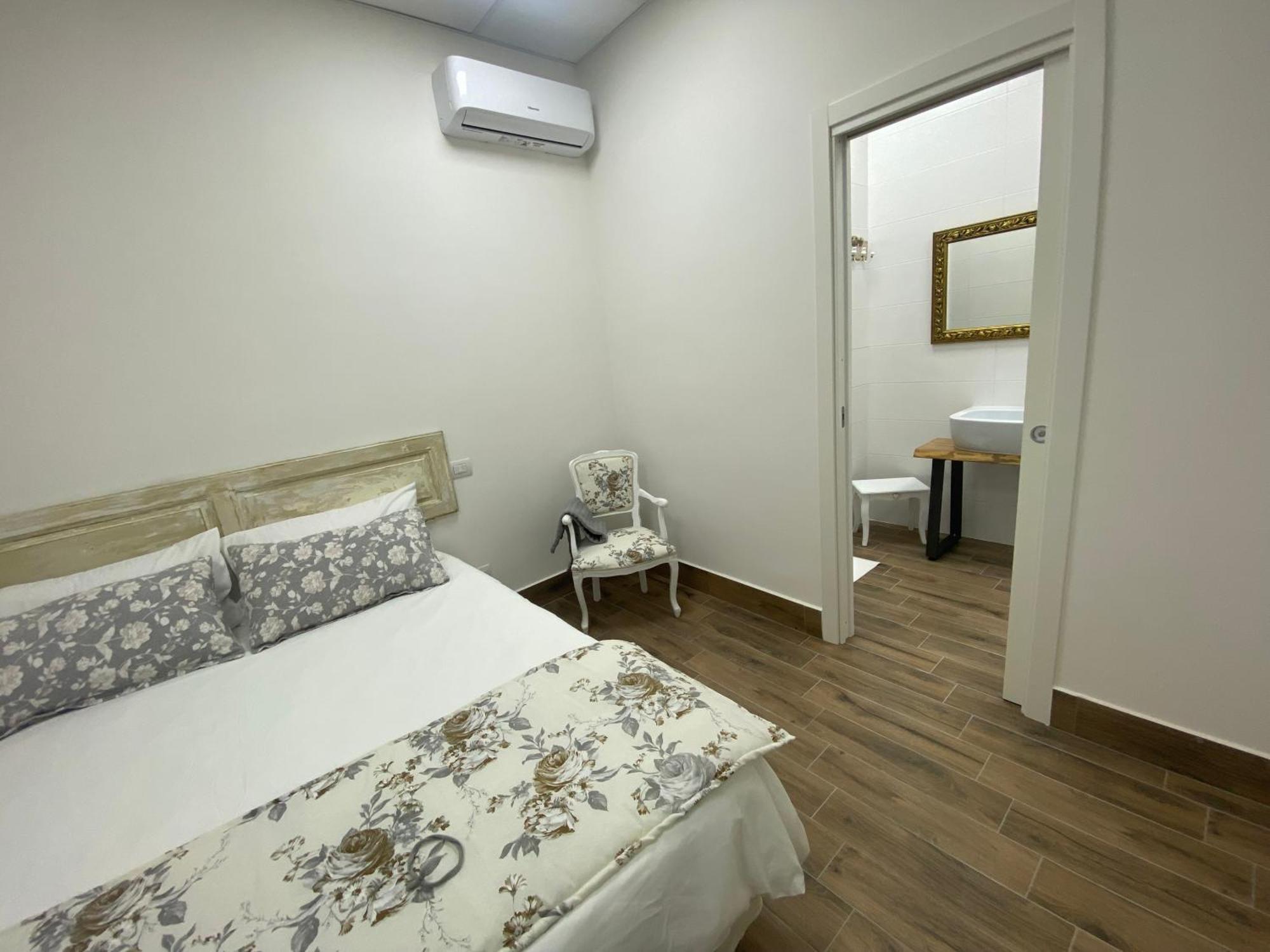נאפולי La Suite Di Laura מראה חיצוני תמונה
